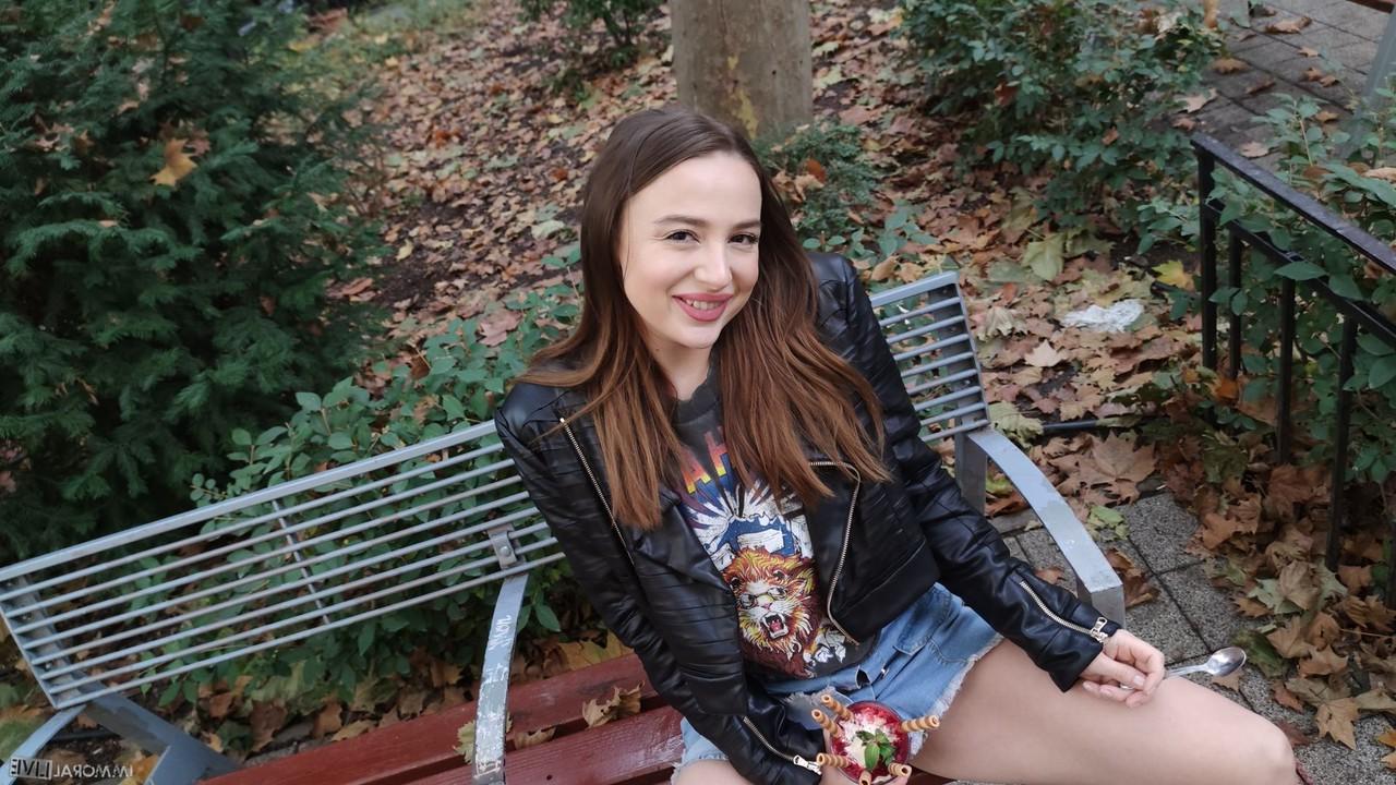 20P PAWG Kylie Green wird von Fremden, die sie gerade kennengelernt hat, am Spieß gebraten und vollgespritzt