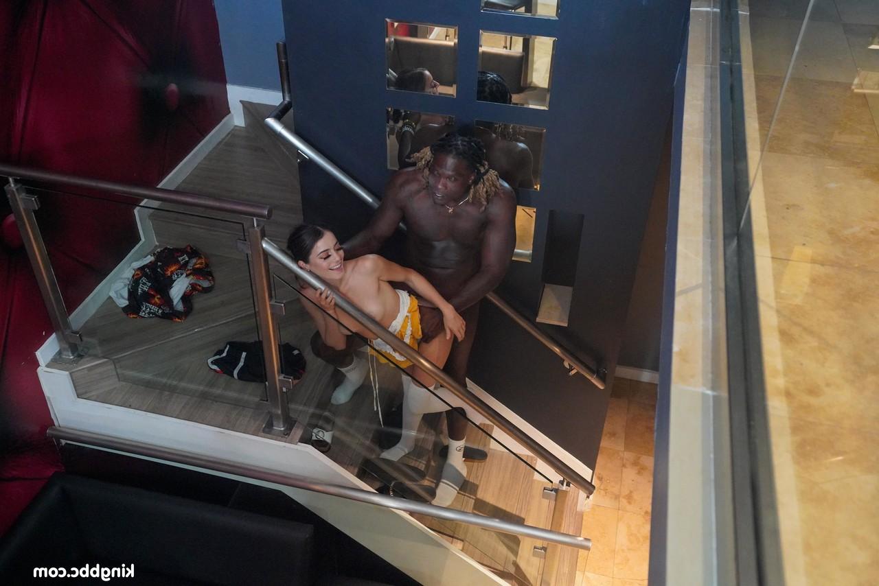 20P A gata sexy Kylie Quinn permite que um homem negro coma sua buceta antes de desfrutar de sua BBC