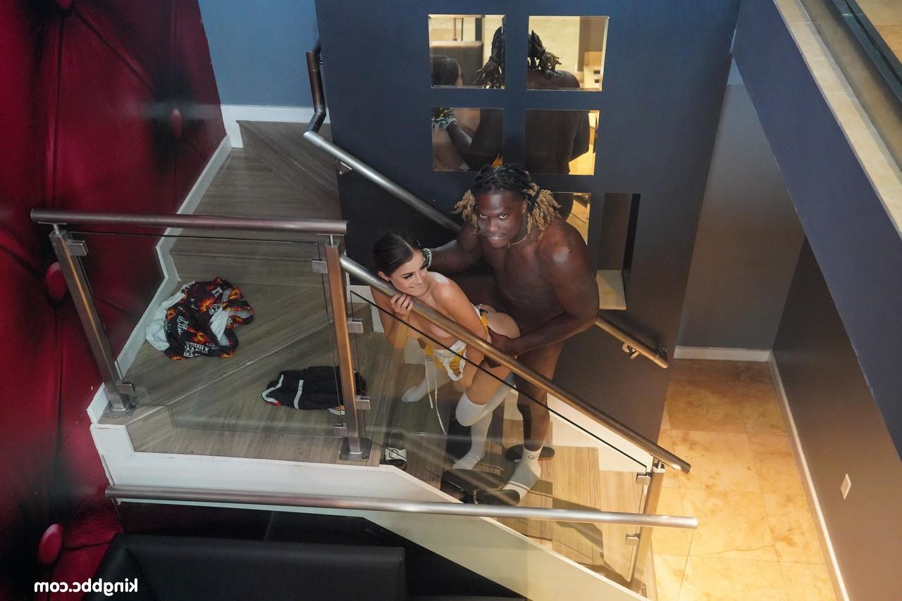 20P A gata sexy Kylie Quinn permite que um homem negro coma sua buceta antes de desfrutar de sua BBC
