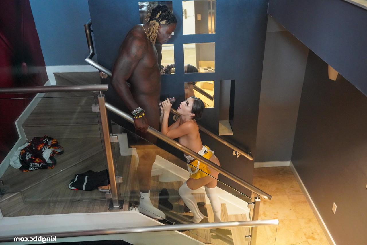 20P A gata sexy Kylie Quinn permite que um homem negro coma sua buceta antes de desfrutar de sua BBC