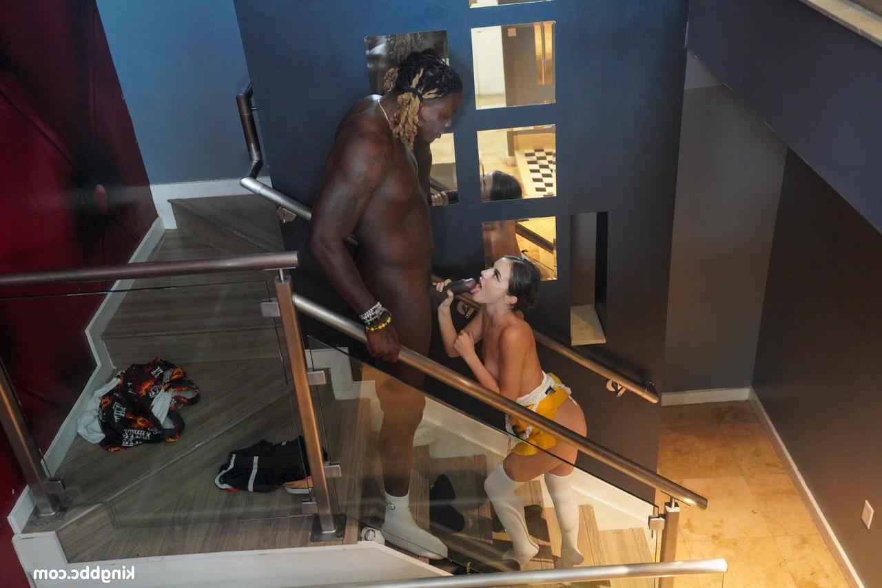 20P A gata sexy Kylie Quinn permite que um homem negro coma sua buceta antes de desfrutar de sua BBC