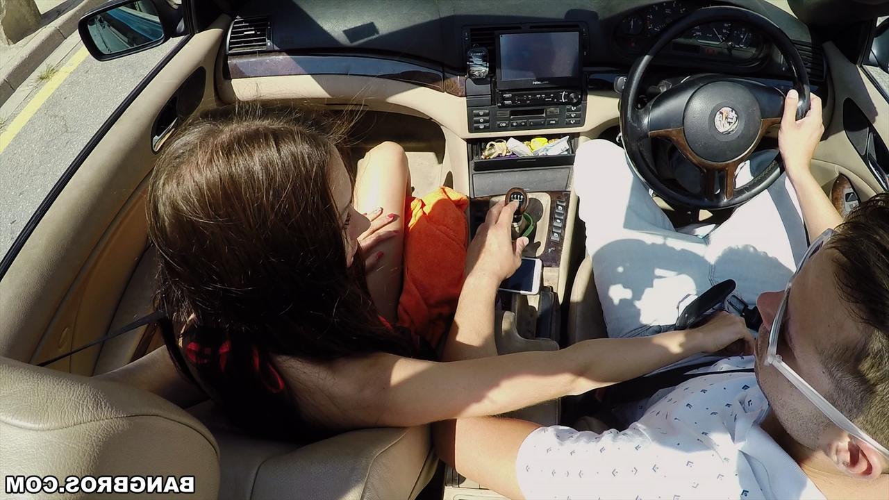 20P La pequeña rusa Sasha Rose es follada después de un día caluroso en la playa