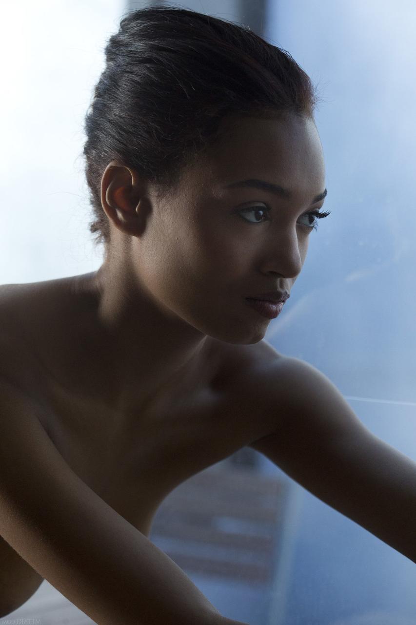 20P La beauté glamour Noel Monique enlève sa lingerie rouge et pose nue.