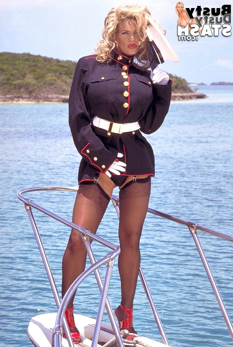 20P A estrela pornô Dusty perde seu uniforme azul marinho em um barco e libera seus peitos gigantes