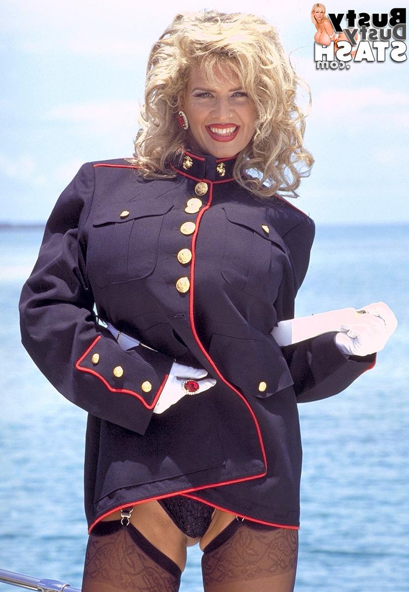 20P A estrela pornô Dusty perde seu uniforme azul marinho em um barco e libera seus peitos gigantes