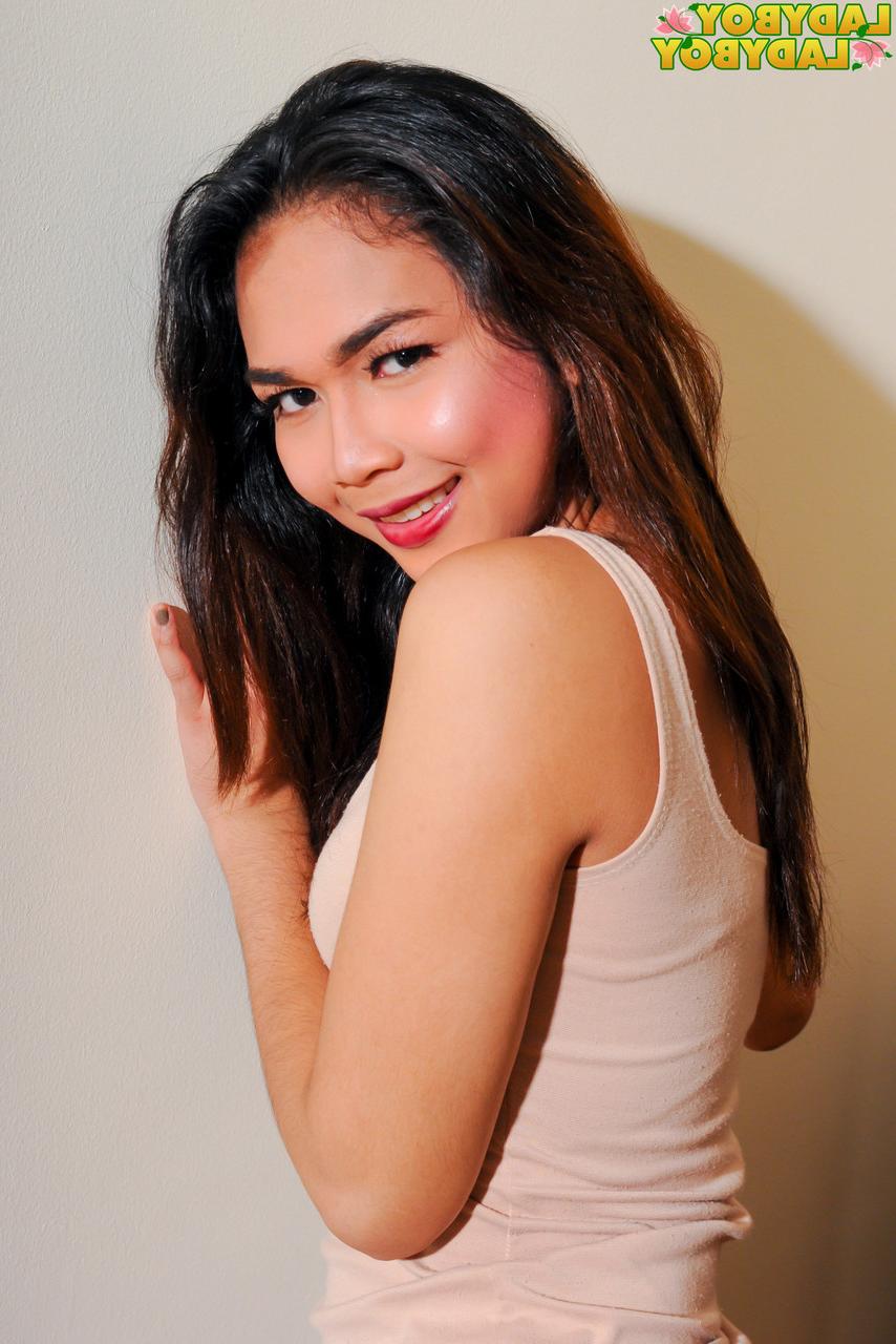 16P La sexy transexual asiática Precious se quita el vestido y se toca la polla