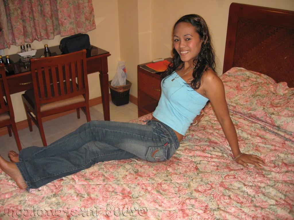 15P Adolescente asiática amateur posa con jeans ajustados y se desnuda para hacer una mamada desnuda