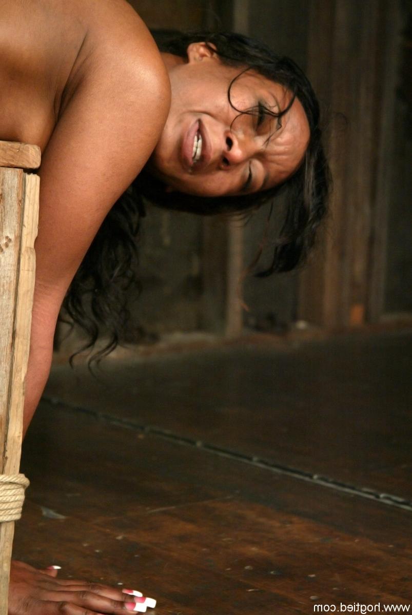 20P La MILF de ébano atada Stacey Cash llora mientras es humillada por su maestro
