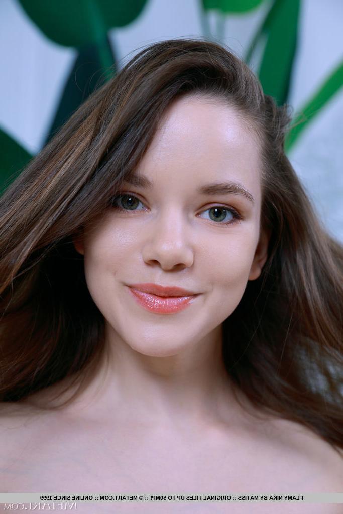 18P La hermosa joven Flamy Nika se desnuda totalmente de una manera agradable