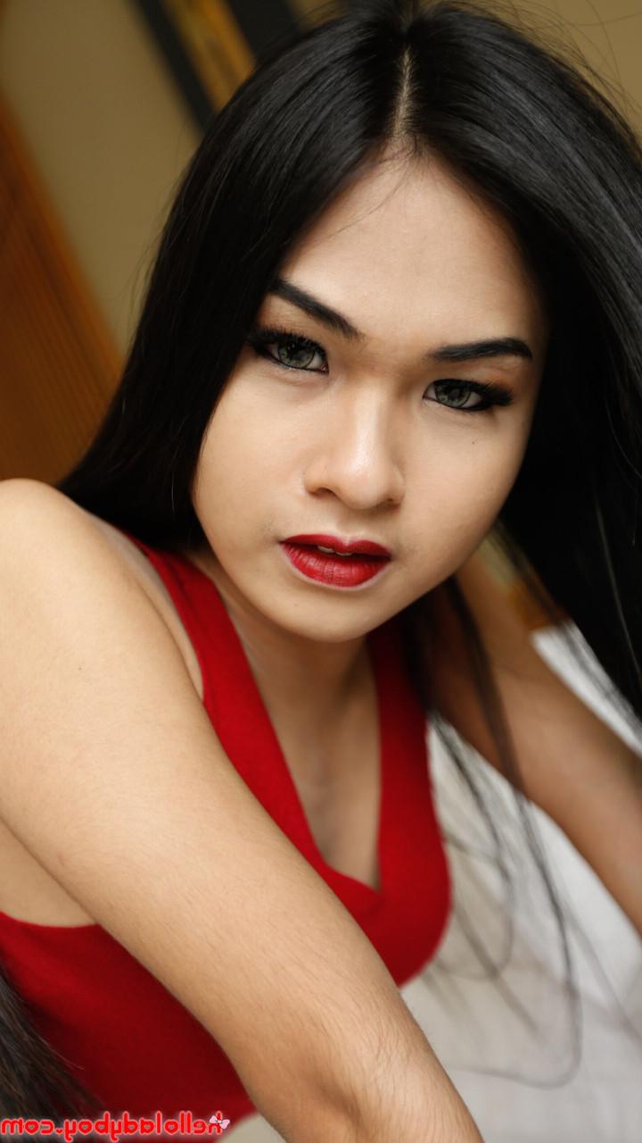 20P Heiße asiatische Shemale gibt einen POV-Blowjob und neckt dabei in einem sexy roten Kleid