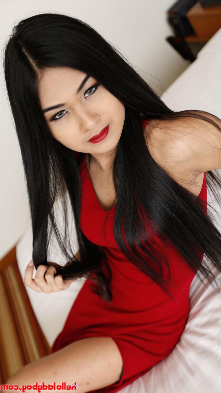 20P Heiße asiatische Shemale gibt einen POV-Blowjob und neckt dabei in einem sexy roten Kleid