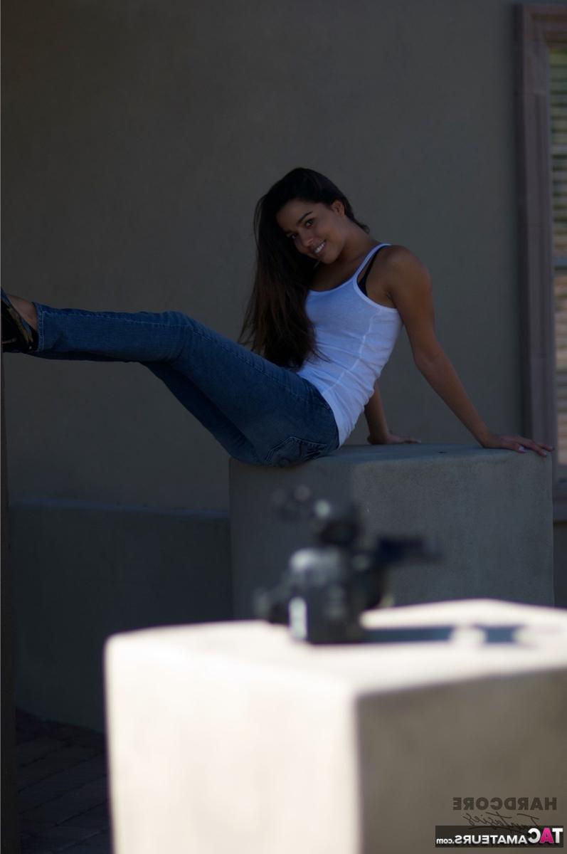 16P Die sexy Brünette Heavenly Smut zieht beim SFW-Spiel ihre Pumps und Jeans aus