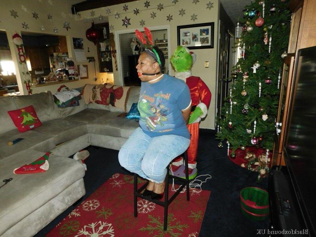 16P Mulher com excesso de peso é amordaçada e amarrada pelo Grinch no Natal