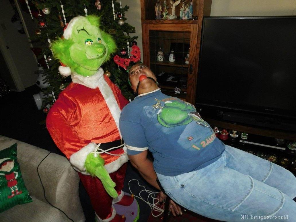 16P Mulher com excesso de peso é amordaçada e amarrada pelo Grinch no Natal