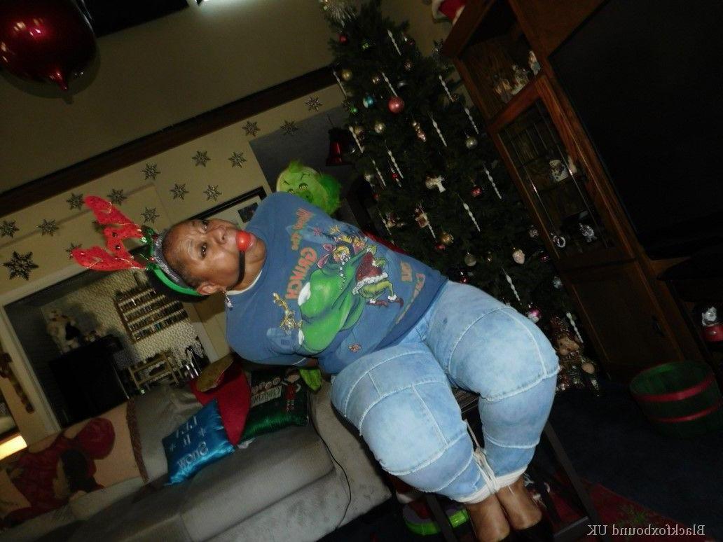 16P Mulher com excesso de peso é amordaçada e amarrada pelo Grinch no Natal