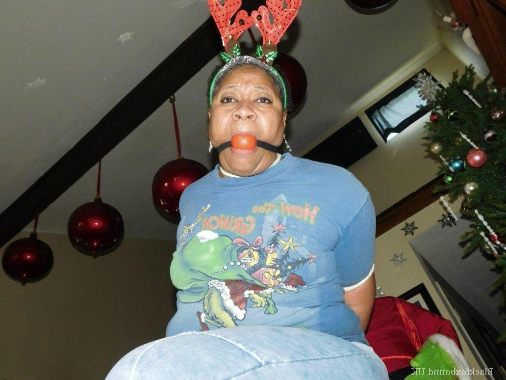 16P Mulher com excesso de peso é amordaçada e amarrada pelo Grinch no Natal