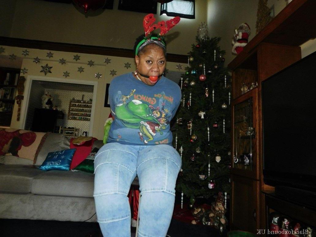 16P Mulher com excesso de peso é amordaçada e amarrada pelo Grinch no Natal