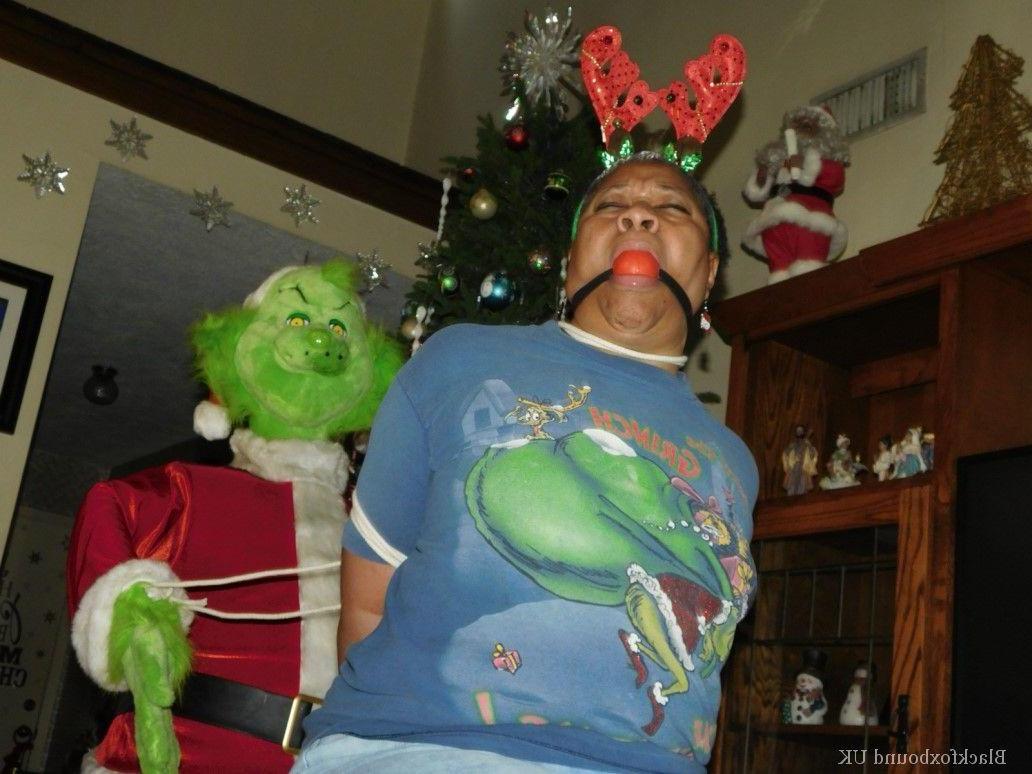 16P Mulher com excesso de peso é amordaçada e amarrada pelo Grinch no Natal