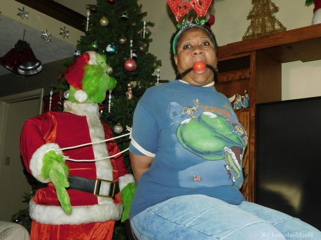 16P Mulher com excesso de peso é amordaçada e amarrada pelo Grinch no Natal