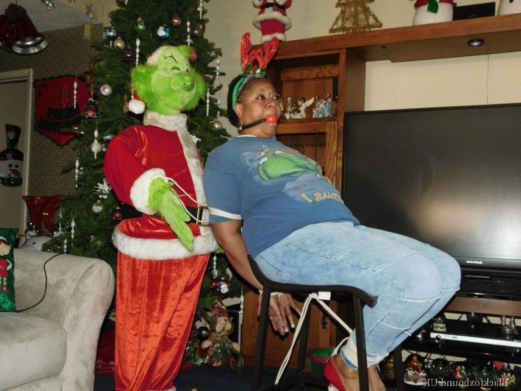 16P Mulher com excesso de peso é amordaçada e amarrada pelo Grinch no Natal