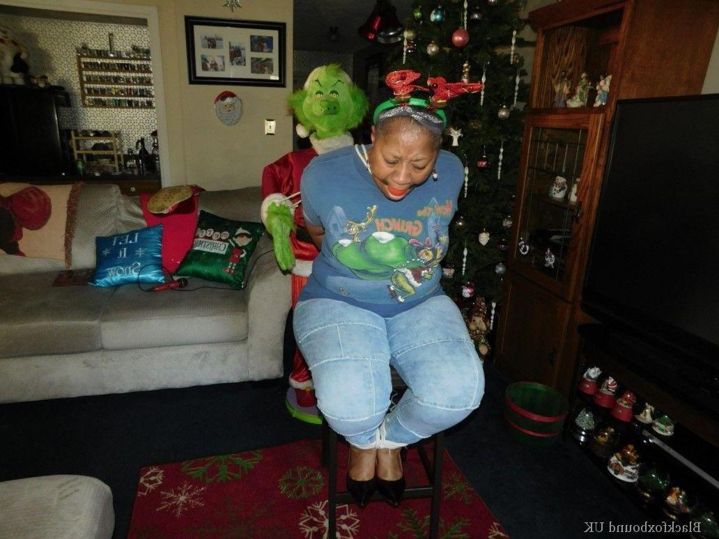 16P Mulher com excesso de peso é amordaçada e amarrada pelo Grinch no Natal
