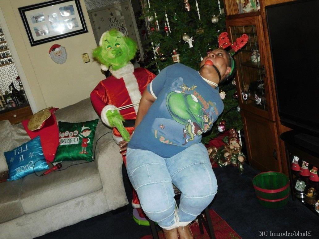 16P Mulher com excesso de peso é amordaçada e amarrada pelo Grinch no Natal