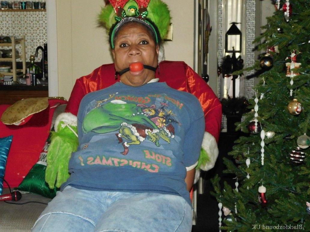 16P Mulher com excesso de peso é amordaçada e amarrada pelo Grinch no Natal