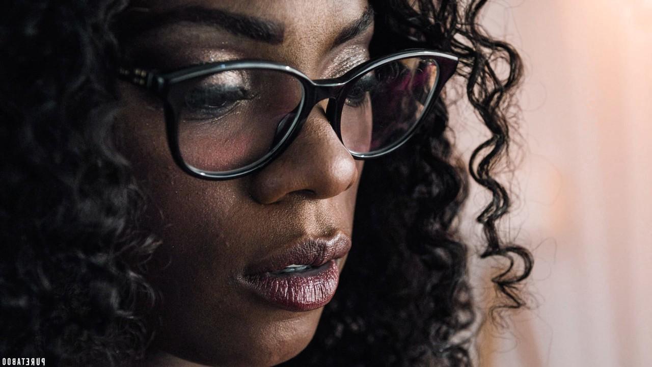 20P A adolescente Coco Lovelock é fodida por uma BBC pela primeira vez