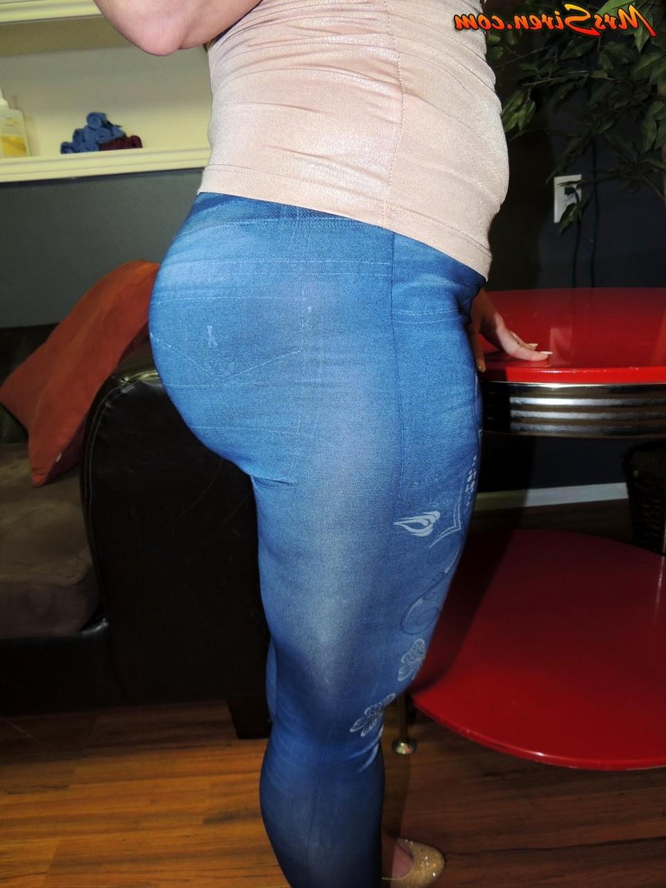 17P Mulher amadora Dee Siren enfia sua bunda grande em calças apertadas