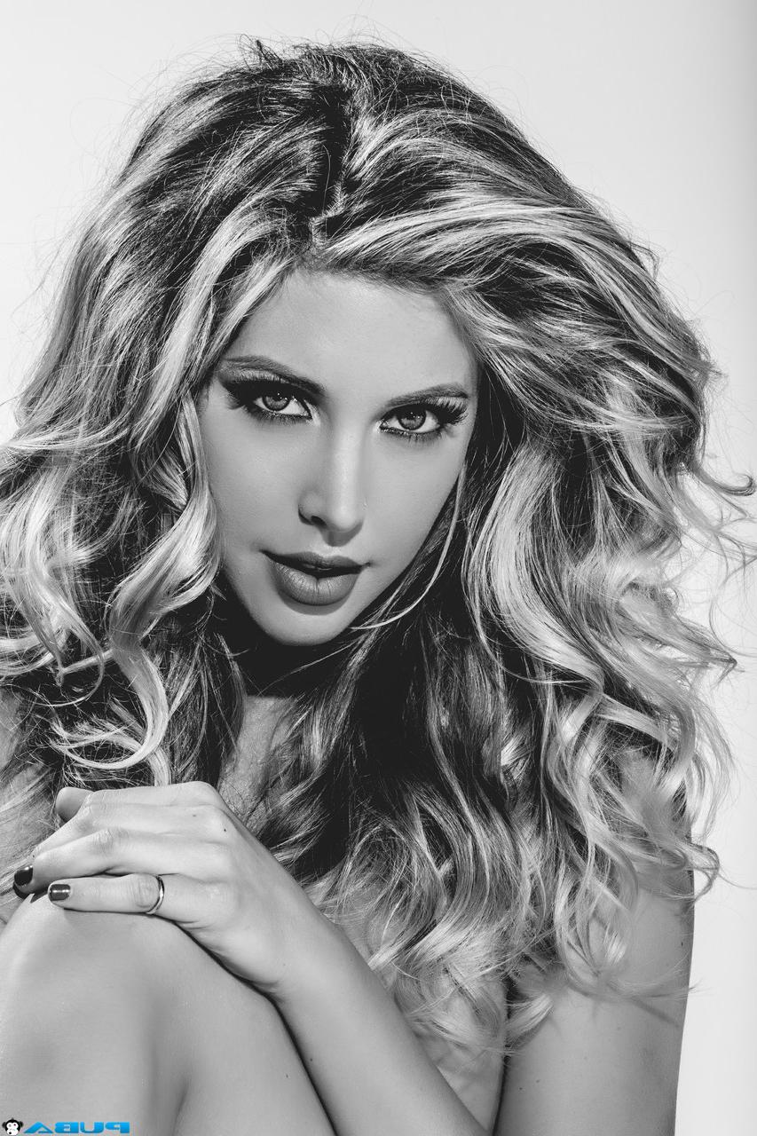 20P A bela pornstar Samantha Saint posando com suas roupas provocantes