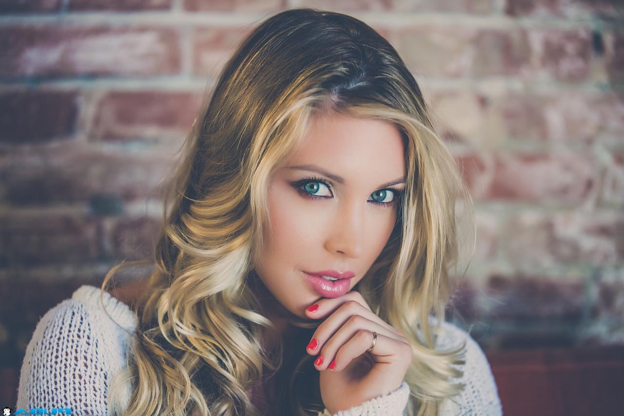 20P A bela pornstar Samantha Saint posando com suas roupas provocantes