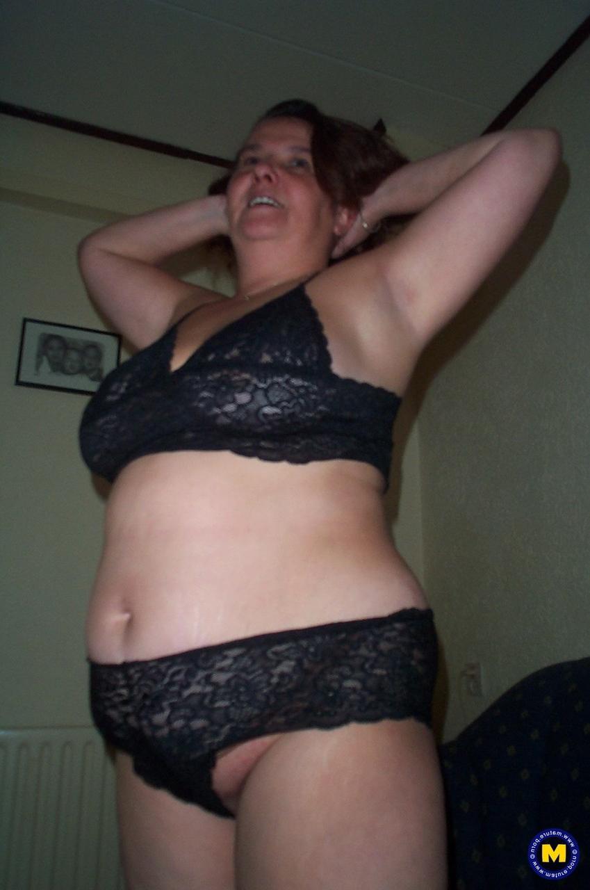 20P Carola, brune amateur et potelée, joue avec ses gros seins et sa grosse chatte dans un solo coquin.