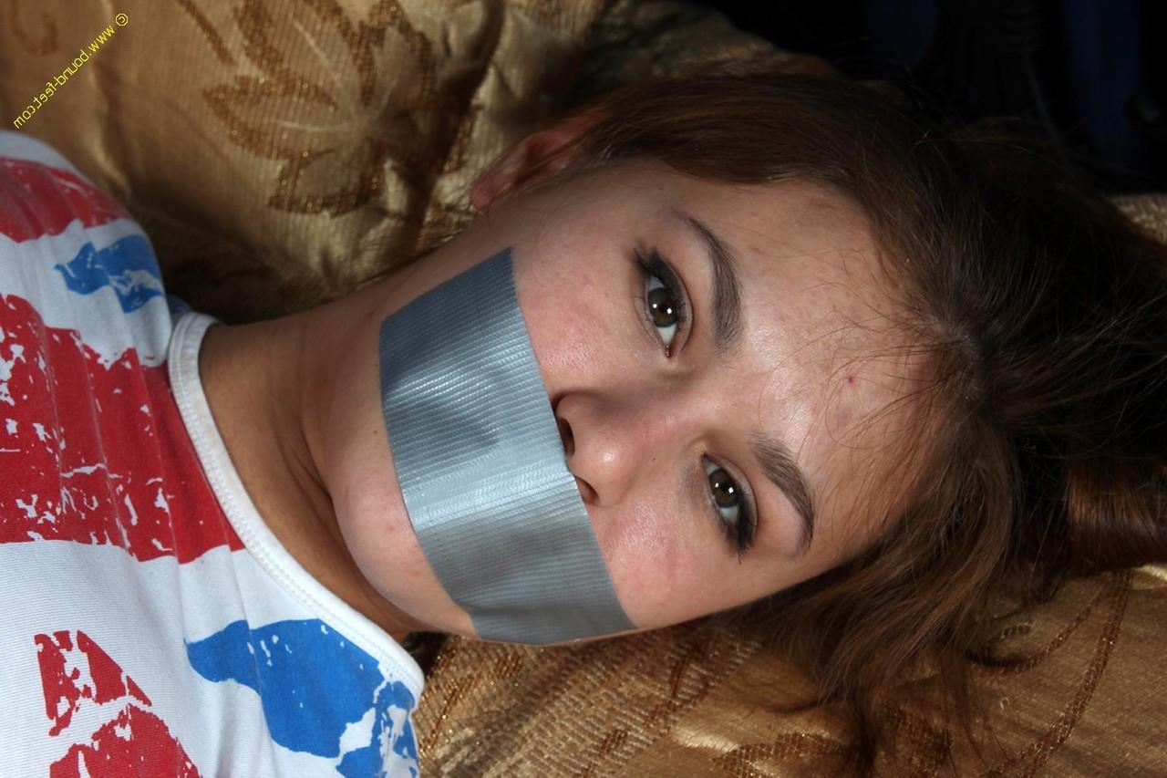 16P Menina branca é silenciada com fita adesiva enquanto está amarrada com camiseta e calcinha