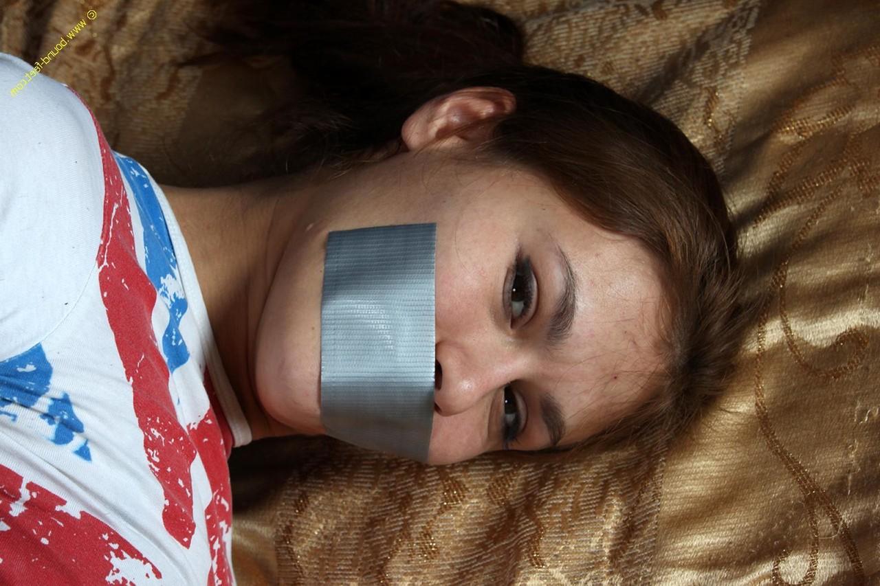 16P Menina branca é silenciada com fita adesiva enquanto está amarrada com camiseta e calcinha