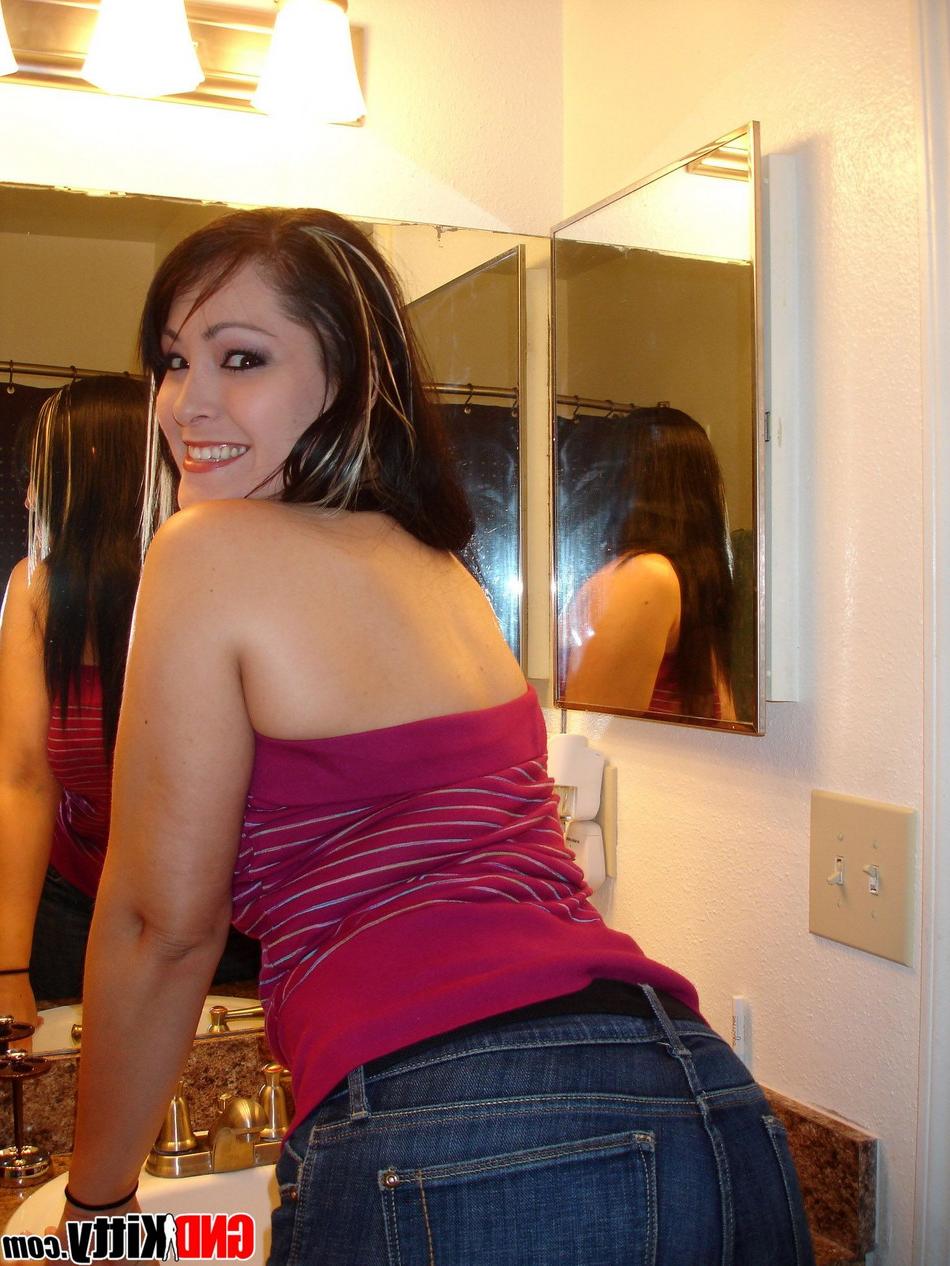 12P Amadora asiática cobre seus peitos grandes enquanto liberta sua bunda grande