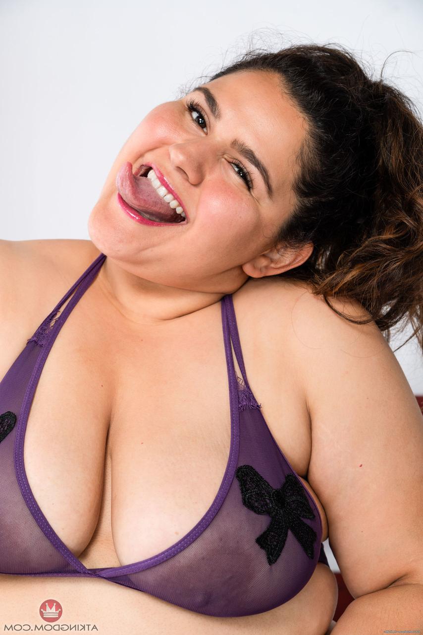 20P La gorda americana morena karla lane desata sus grandes tetas y se masturba