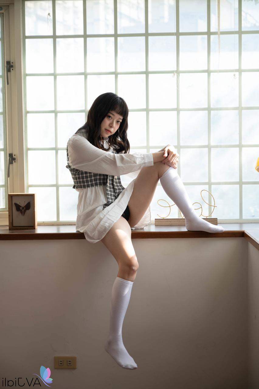 20P Das hübsche asiatische Babe Yuli wird durch ihre zerrissene Strumpfhose gefickt