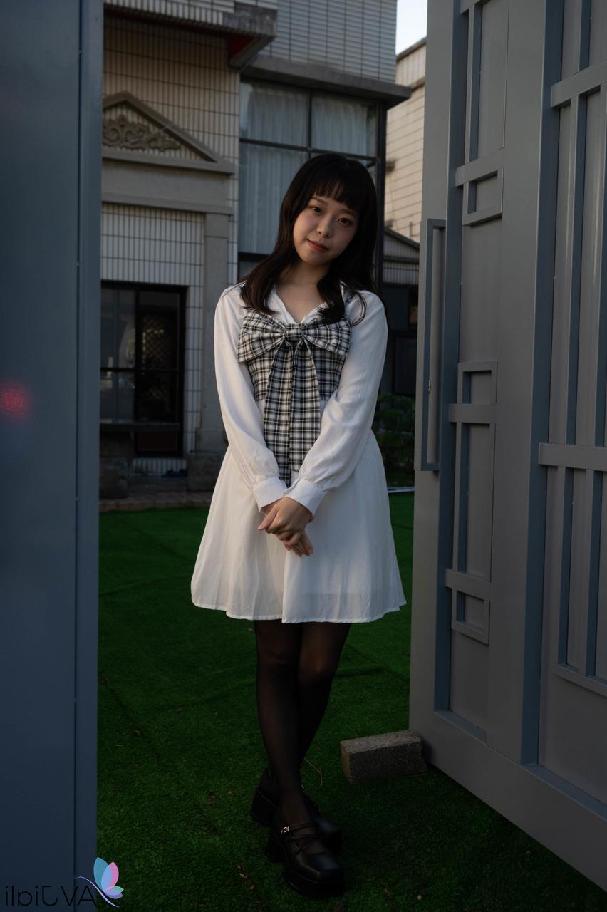 20P Das hübsche asiatische Babe Yuli wird durch ihre zerrissene Strumpfhose gefickt