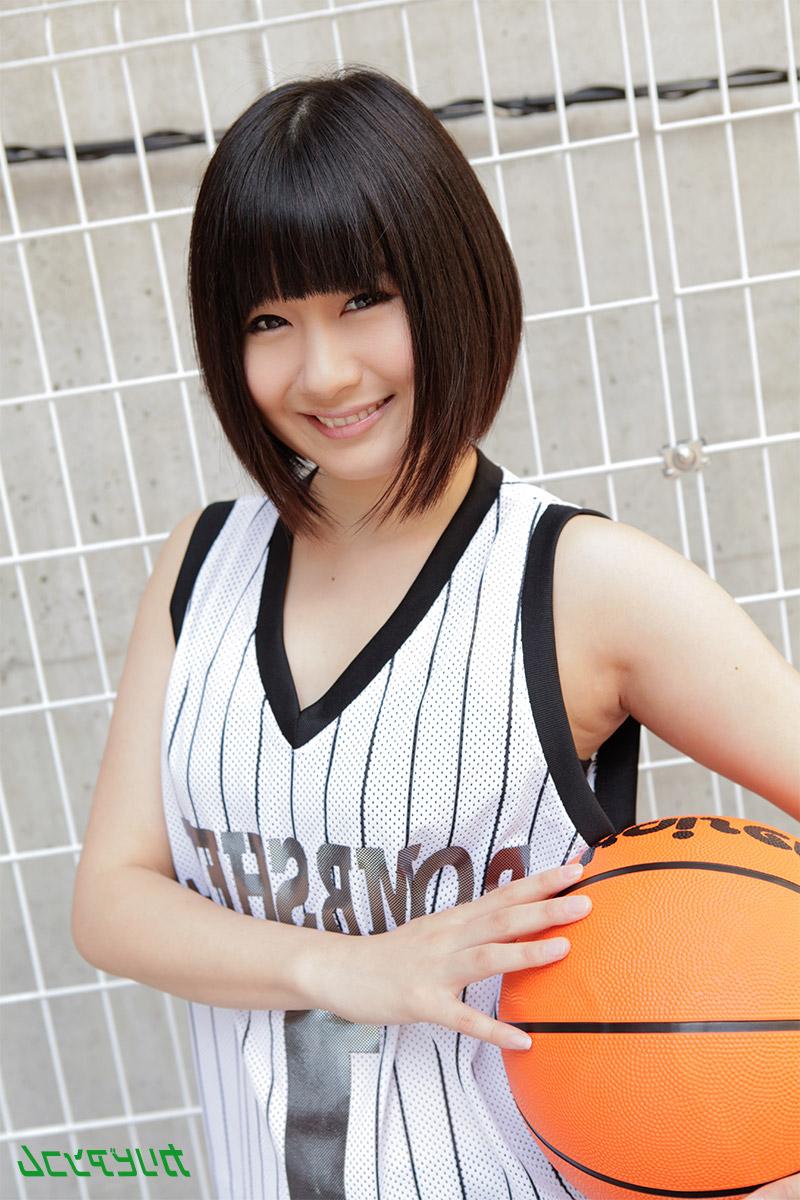 20P La chaude balleuse japonaise Mari Koizumi fait un BJ et un footjob avant de se faire crémer.