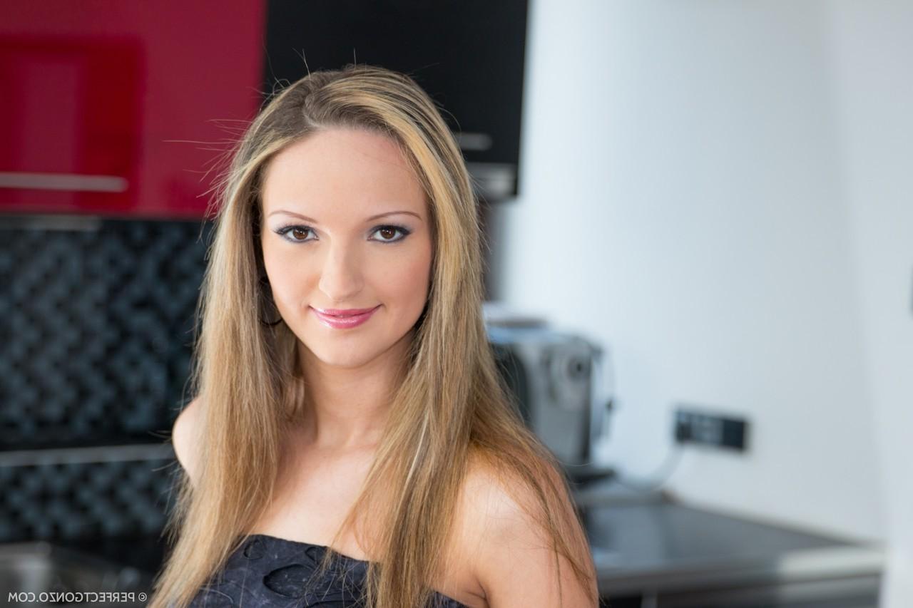 16P La douce blonde Melanie se gode le trou du cul avant de sucer une bite.