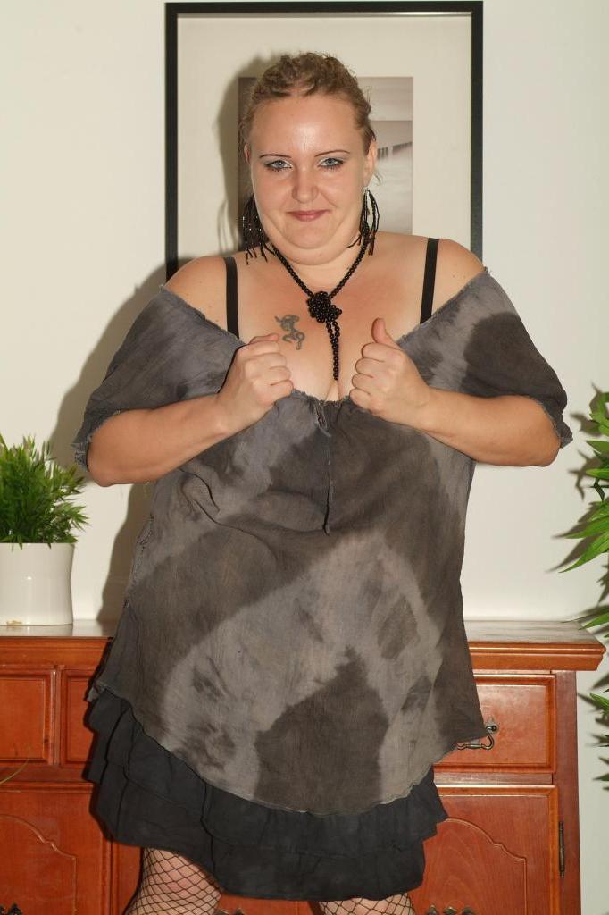 18P La femme obèse Anna Marie se retrouve au sommet en faisant l'amour dans des résilles.