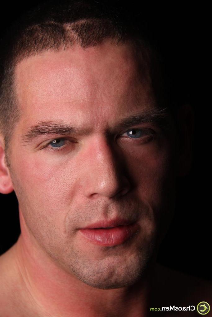 20P Le mannequin gay musclé Logan Sparks lave son pack de six et sa bite bien dure sous la douche