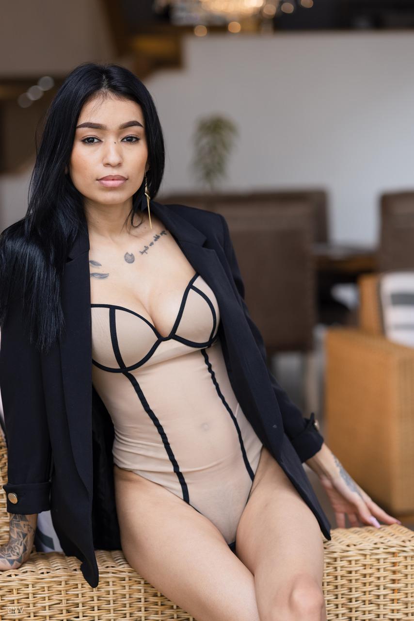 20P La sexy morena Alexa Belluci se masturba con un consolador después de un striptease caliente