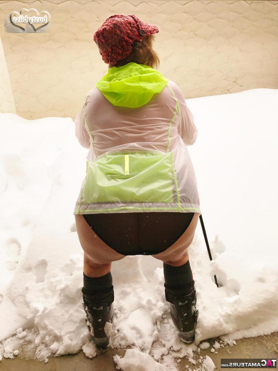 16P Die reife Frau Busty Bliss zeigt ihre großen Titten beim Skifahren in Skischuhen