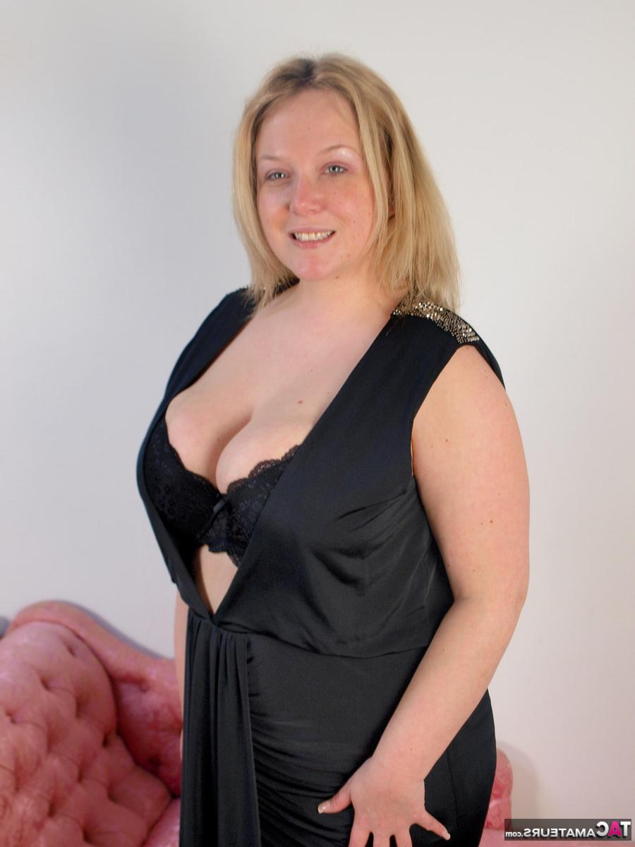 16P La blonde rondelette Sindy Bust se déshabille sur une chaise longue en bas.