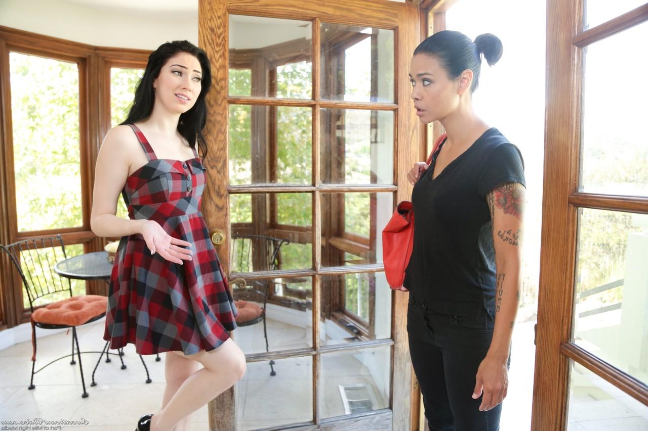 15P Les lesbiennes interraciales Aria Alexander et Dana Vespoli participent à une baise avec un gode ceinture.