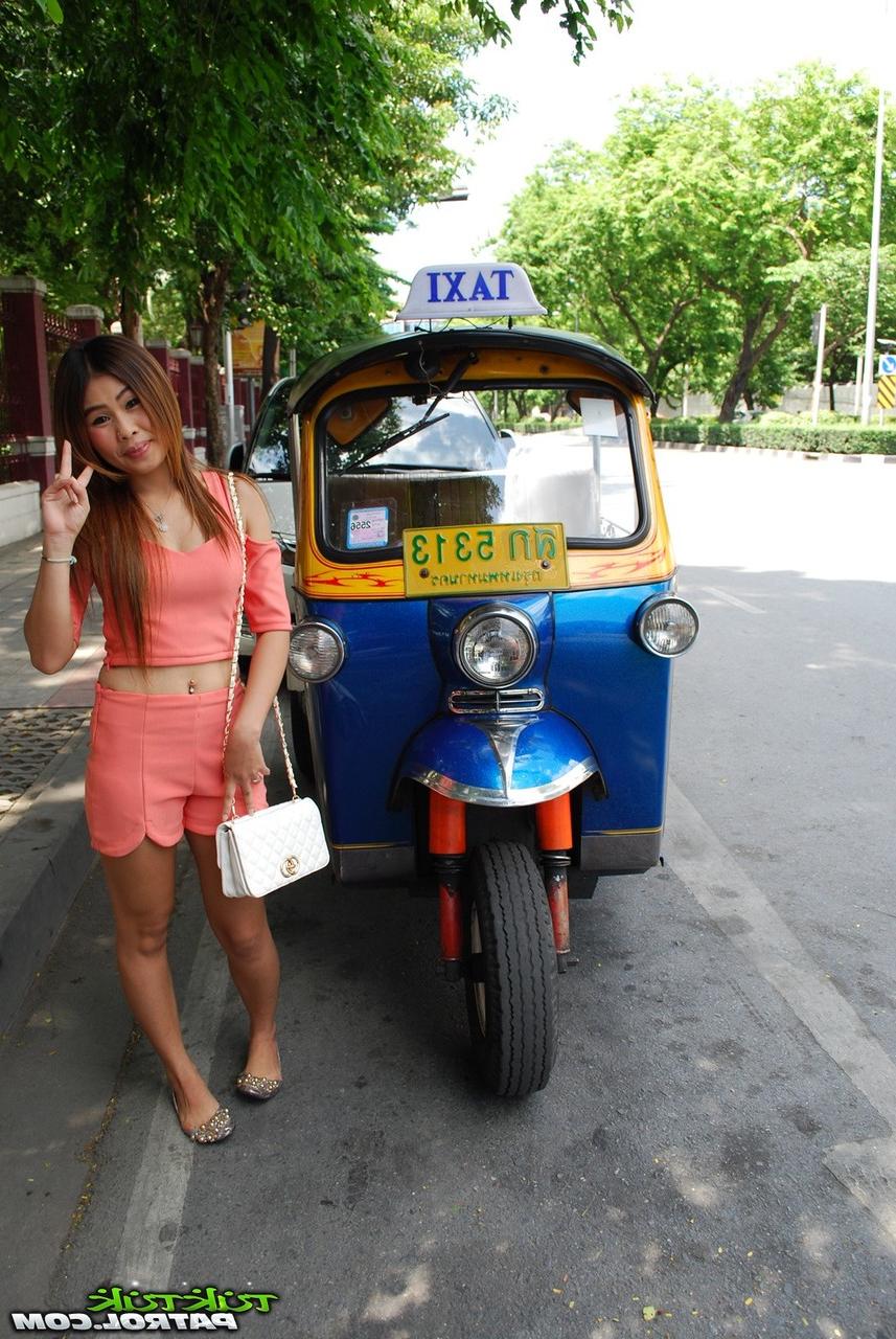 17P Uma jovem tailandesa foi apanhada por um turista visitante que estava procurando uma namorada
