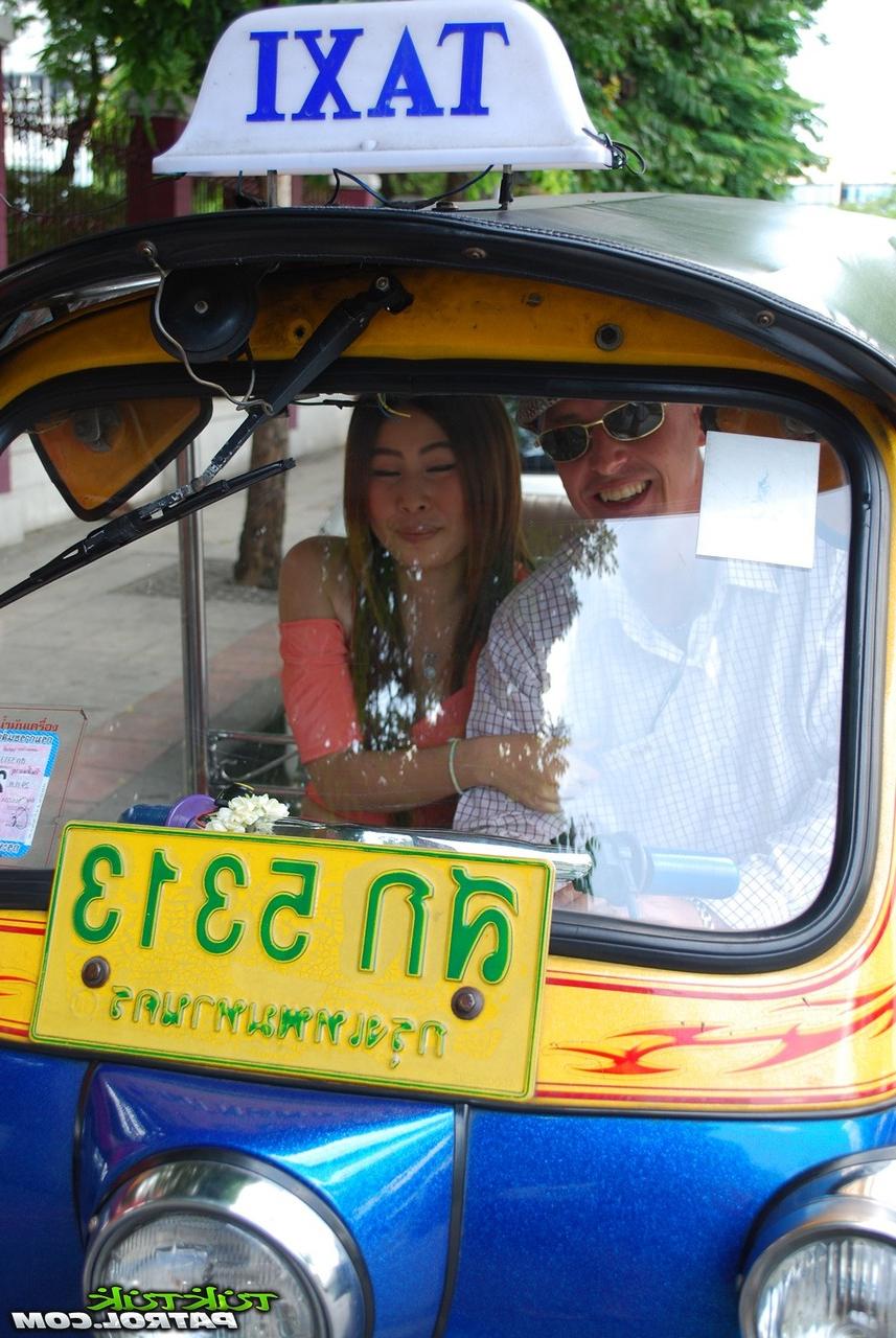 17P Uma jovem tailandesa foi apanhada por um turista visitante que estava procurando uma namorada
