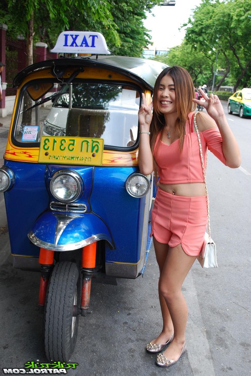 17P Uma jovem tailandesa foi apanhada por um turista visitante que estava procurando uma namorada