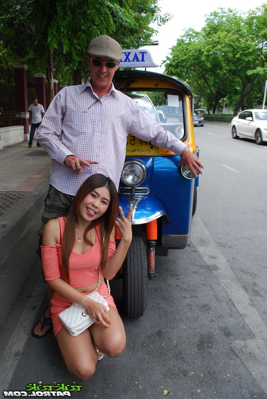 17P Uma jovem tailandesa foi apanhada por um turista visitante que estava procurando uma namorada